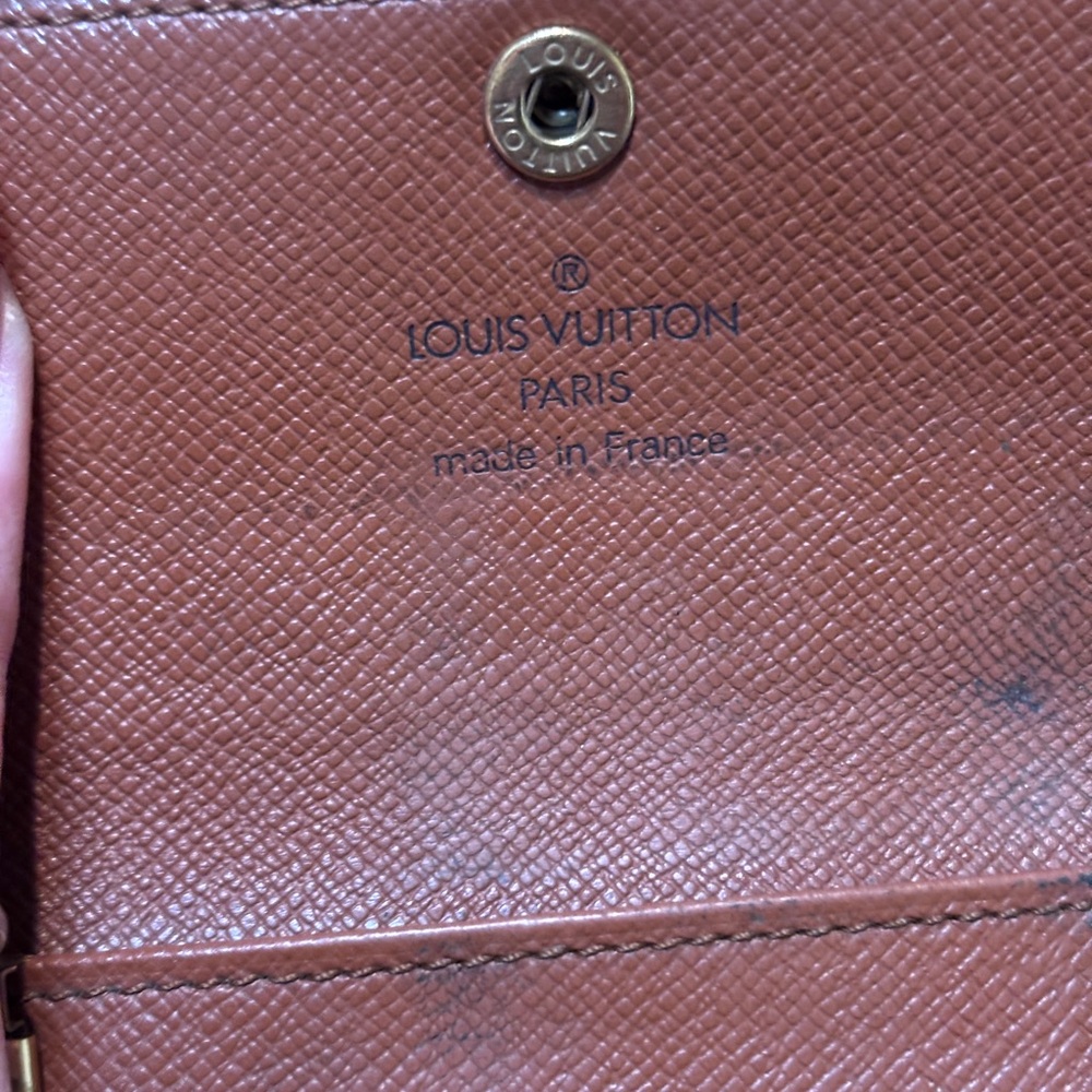 Louis Vuitton ๐ MONOGRAM KEY HOLDER ๐ - Picture 8 of 8